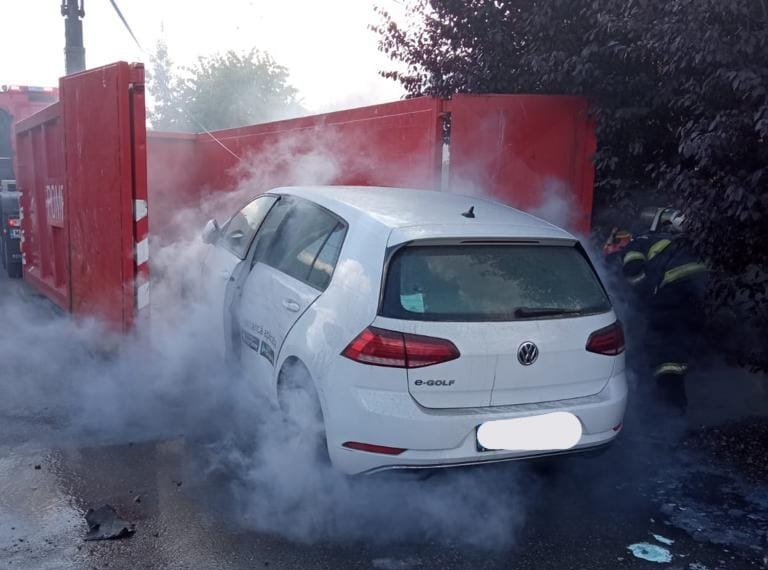 VIDEO. Prima intervenție de stingere a unui incendiu la un autoturism electric, în județul Timiș