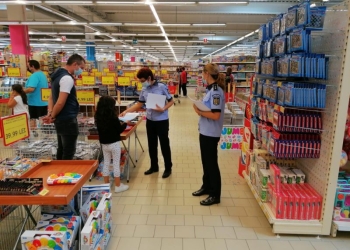 Nu intraţi în anturaje dubioase! Polițiștii din Timiș desfășoară campanii de prevenire pentru elevi, înainte de începerea anului școlar