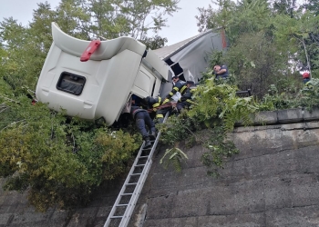 VIDEO Imagini de infarct de la o intervenție contra-cronometru pentru salvarea vieții unui șofer de tir. A rămas suspendat deasupra firelor de înaltă tensiune de pe o cale ferată