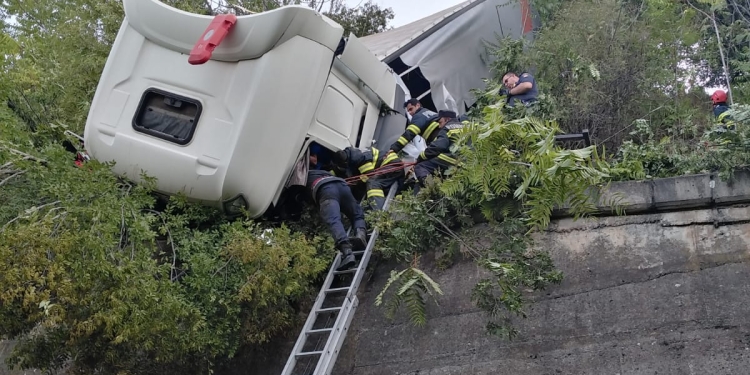 VIDEO Imagini de infarct de la o intervenție contra-cronometru pentru salvarea vieții unui șofer de tir. A rămas suspendat deasupra firelor de înaltă tensiune de pe o cale ferată
