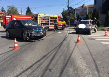 VIDEO Cu roțile-n sus! Așa a rămas o mașină, în urma unui accident, pe un bulevard din Timișoara. O persoană a avut nevoie de descarcerare