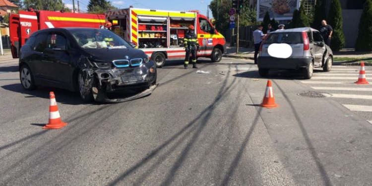 VIDEO Cu roțile-n sus! Așa a rămas o mașină, în urma unui accident, pe un bulevard din Timișoara. O persoană a avut nevoie de descarcerare