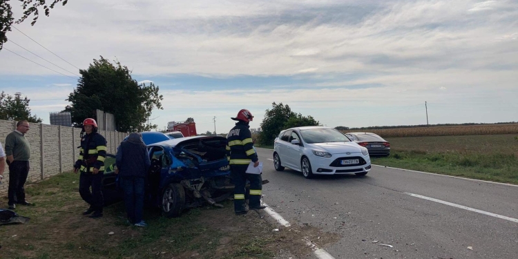 Accident rutier în Timiș din cauza nerespectării distanței. Un tânăr a ajuns la spital