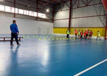 Primăria din Cărpiniș organizează gratuit antrenamente pentru copiii iubitori de fotbal