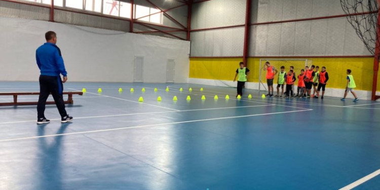 Primăria din Cărpiniș organizează gratuit antrenamente pentru copiii iubitori de fotbal