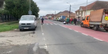 VIDEO Copil lovit de mașină pe trecerea de pietoni, într-un oraș din Timiș