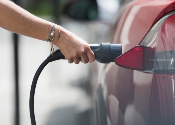 Ce s-ar întâmpla dacă am transforma parcul auto într-unul complet electric? Răspunsul dat de experți în energie