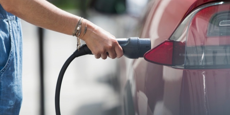 Ce s-ar întâmpla dacă am transforma parcul auto într-unul complet electric? Răspunsul dat de experți în energie