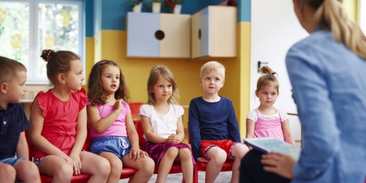 Sprijin pentru copiii și părinții dintr-o localitate periurbană a Timișoarei. La Utvin se face afterschool