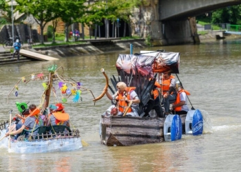 Cea mai trăsnită cursă din România. Mario și Chewbacca s-au dat cu barca pe Bega