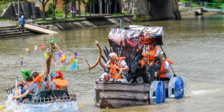 Cea mai trăsnită cursă din România. Mario și Chewbacca s-au dat cu barca pe Bega
