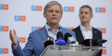 Cioloș câștigă în fața lui Barna primul vot pentru șefia USR PLUS. Va fi organizat însă turul al doilea