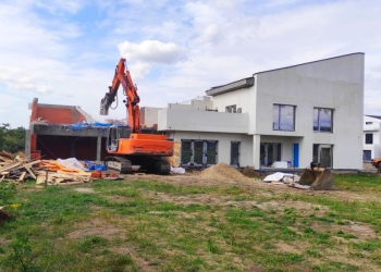 Dumbrăvițenii încep să tremure! Au început demolările locuințelor care nu repectă autorizațiile de construcție