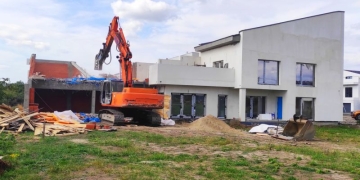 Dumbrăvițenii încep să tremure! Au început demolările locuințelor care nu repectă autorizațiile de construcție