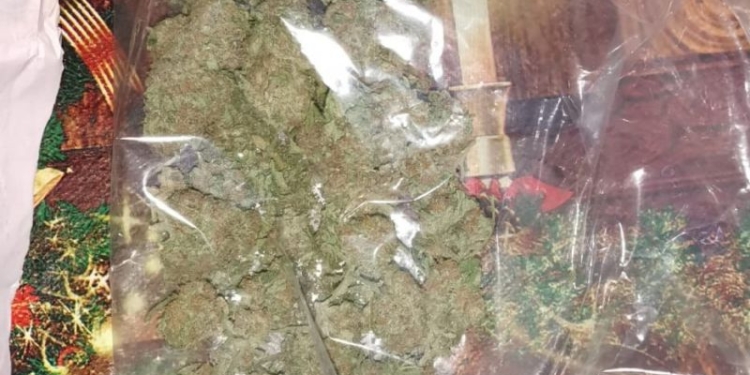 Canabis, armă cu lunetă și alte droguri descoperite în casa unui bărbat din Timișoara