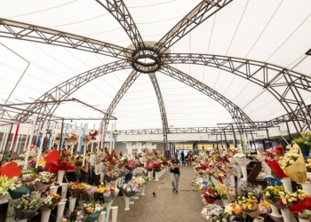 Florarii din Piața 700 au, în sfârșit, un acoperiș deasupra capului! Primăria a reușit să șteargă urmele incendiului de acum câteva luni