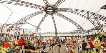 Florarii din Piața 700 au, în sfârșit, un acoperiș deasupra capului! Primăria a reușit să șteargă urmele incendiului de acum câteva luni