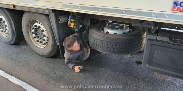 Migranți ascunși în TIR