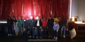 Migranți ascunși printre piese metalice