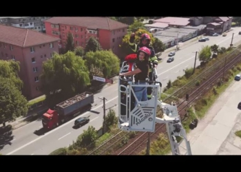 Cerere în căsătorie inedită. Un pompier și-a surprins iubita la 35 de metri înălțime