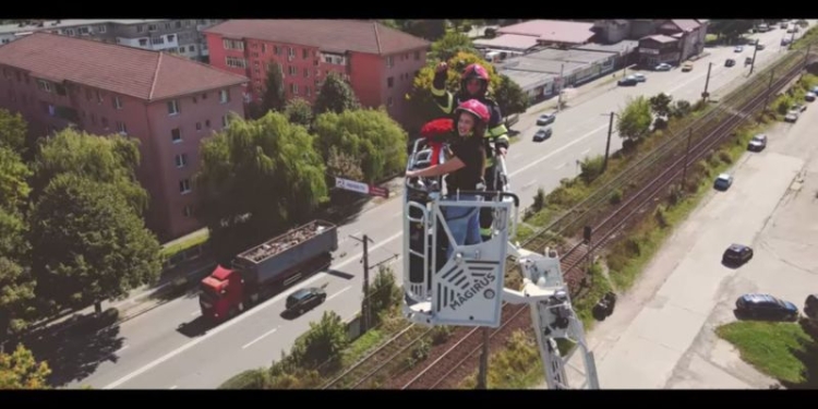 Cerere în căsătorie inedită. Un pompier și-a surprins iubita la 35 de metri înălțime