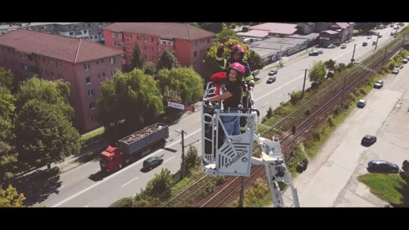 Cerere în căsătorie inedită. Un pompier și-a surprins iubita la 35 de metri înălțime