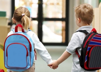 Ghiozdane și rechizite școlare pentru elevii din Cărpiniș