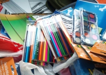 Copiii dintr-o localitate din Timiș au primit rechizite școlare de la polițiști