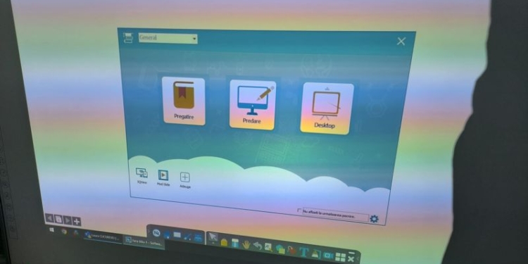 O picătură într-un ocean! 152 de table inteligente pentru liceenii din Timiș, de la Ministerul Educației