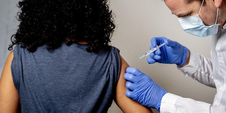 Vaccinarea gratuită anti-HPV, extinsă la fete până la 18 ani