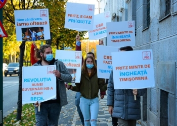 PSD-iști cu pancarte pe străzile din Timișoara, în semn de protest la adresa primarului Fritz! După modelul USR, din campania electorală