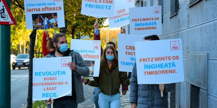 PSD-iști cu pancarte pe străzile din Timișoara, în semn de protest la adresa primarului Fritz! După modelul USR, din campania electorală
