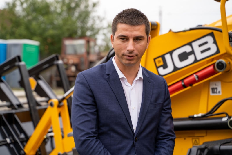 Un buldoexcavator de ultimă generație a intrat în dotarea primăriei din Jamu Mare