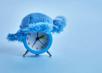 Ora de iarnă 2021 a intrat în vigoare. Cinci sfaturi pentru a ne adapta mai bine la schimbarea orei