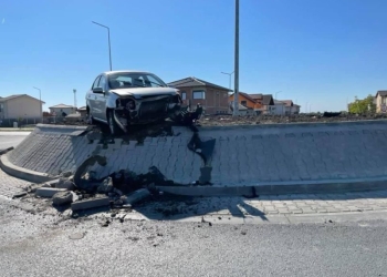 A plonjat cu mașina în sensul giratoriu de la Moșnița