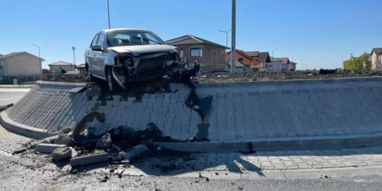 A plonjat cu mașina în sensul giratoriu de la Moșnița