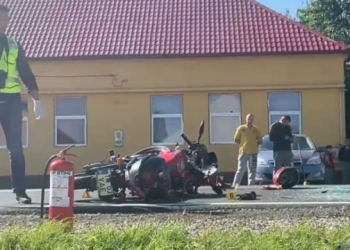 VIDEO Motociclistă de doar 19 ani, grav rănită în urma unui accident, în Timiș