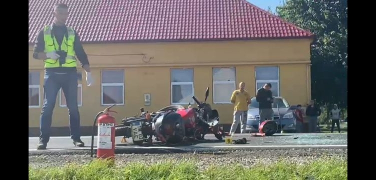 VIDEO Motociclistă de doar 19 ani, grav rănită în urma unui accident, în Timiș