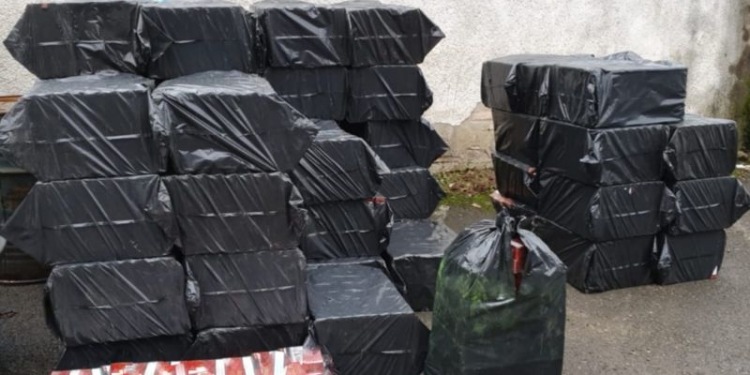 Prinși în flagrant cu mii de țigări de contrabandă, în vestul țării
