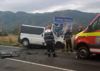 Trafic restricționat pe un drum național din vestul țării! Un microbuz și un tir s-au ciocnit. Două persoane au fost rănite