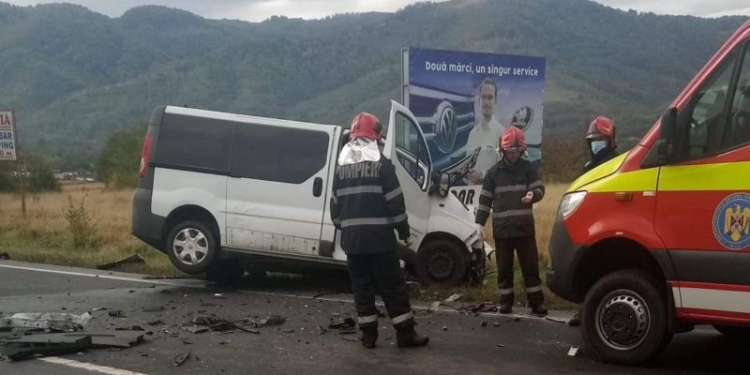 Trafic restricționat pe un drum național din vestul țării! Un microbuz și un tir s-au ciocnit. Două persoane au fost rănite
