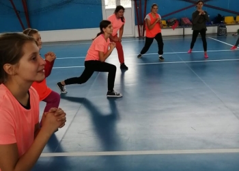 Copiii din Cărpiniș pot face cursuri gratuite de handbal
