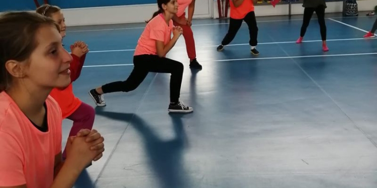 Copiii din Cărpiniș pot face cursuri gratuite de handbal