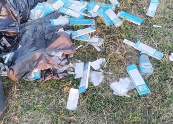 Sute de teste rapide pentru depistarea COVID-19 abandonate pe un câmp lângă Timișoara