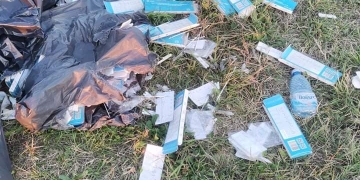 Sute de teste rapide pentru depistarea COVID-19 abandonate pe un câmp lângă Timișoara