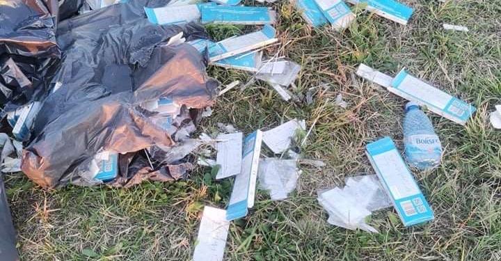Sute de teste rapide pentru depistarea COVID-19 abandonate pe un câmp lângă Timișoara