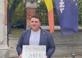 VIDEO Fiul controversatului afacerist timișorean, Ovidiu Tender, s-a apucat serios de politică! Teodor Tender i-a cerut demisia lui Cosmin Șandru, senator PNL de Timiș