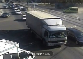 VIDEO Accident între o ambulanță și un tir, în imediata apropiere a spitalului Județean din Timișoara