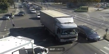 VIDEO Accident între o ambulanță și un tir, în imediata apropiere a spitalului Județean din Timișoara