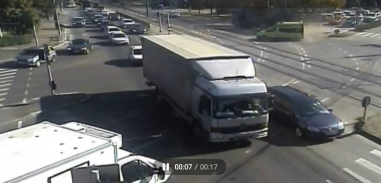 VIDEO Accident între o ambulanță și un tir, în imediata apropiere a spitalului Județean din Timișoara